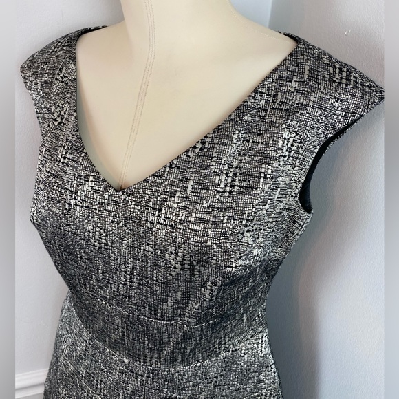 ANNE KLEIN Sleeveless Black & Gold Metallic V-Neck A-Line Dress | Size 4 - Picture 2 of 14